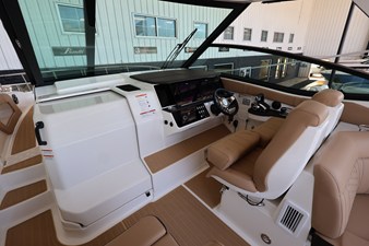 Sea Ray Sundancer 320 Outboard 18 2026 Sea Ray Sundancer 320 Outboard 19
