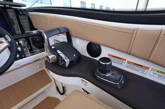 Sea Ray Sundancer 320 Outboard 20 2026 Sea Ray Sundancer 320 Outboard 21