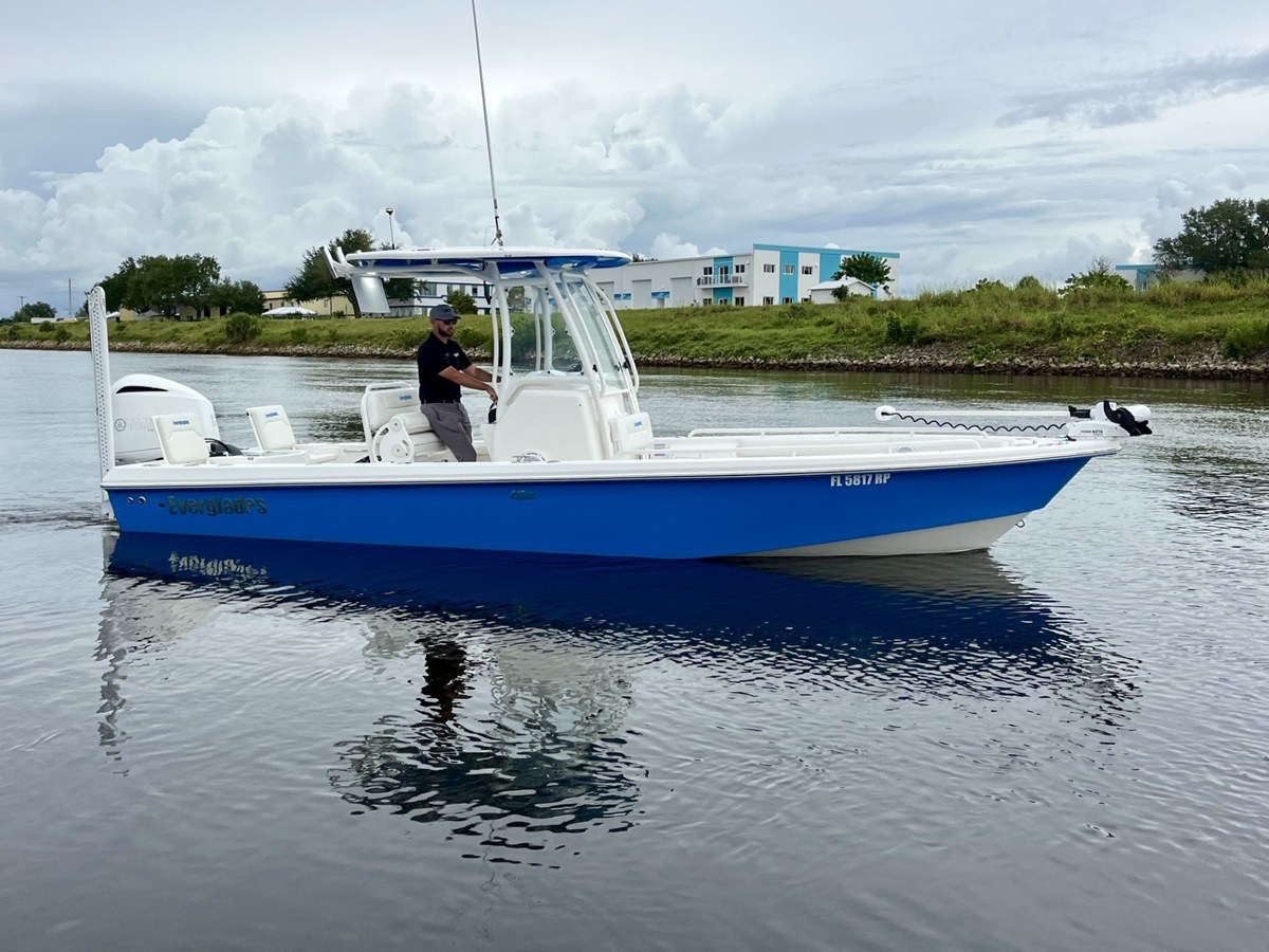 2017 Everglades 243 CENTER CONSOLE 2