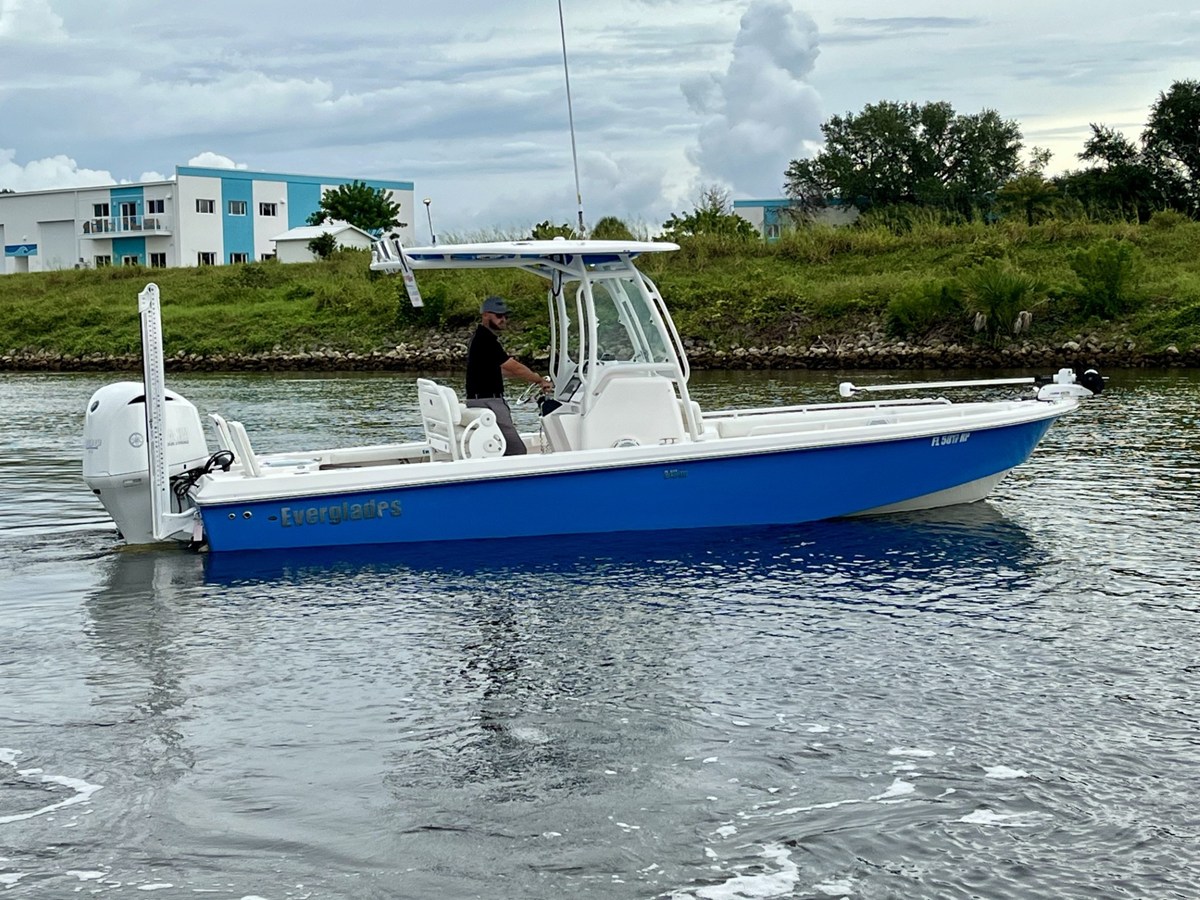 2017 Everglades 243 CENTER CONSOLE 3