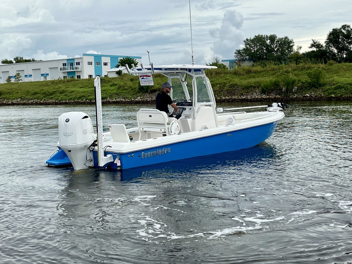 2017 Everglades 243 CENTER CONSOLE 4