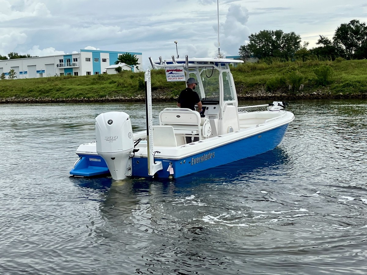 2017 Everglades 243 CENTER CONSOLE 5