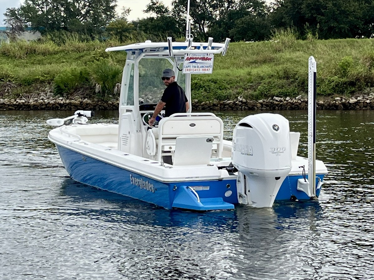 2017 Everglades 243 CENTER CONSOLE 6