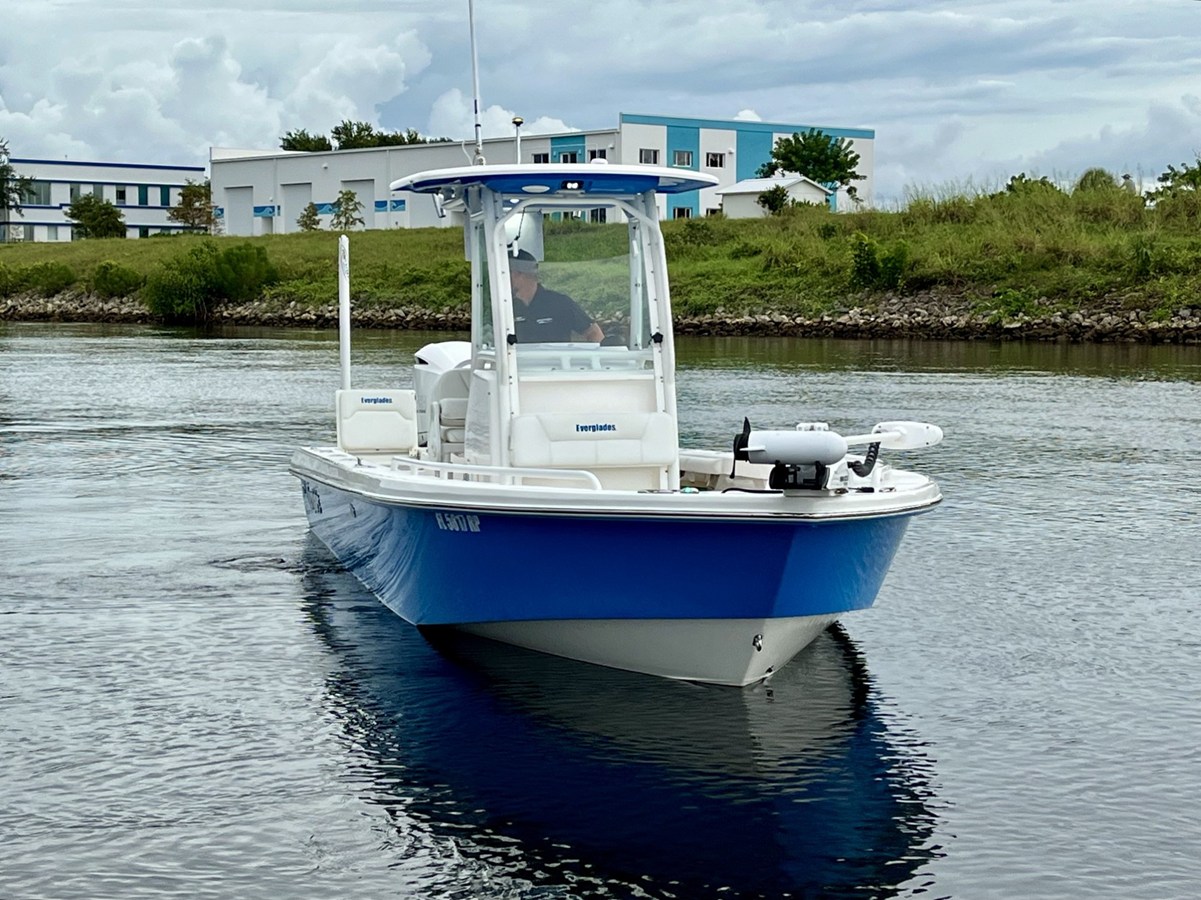 2017 Everglades 243 CENTER CONSOLE 7