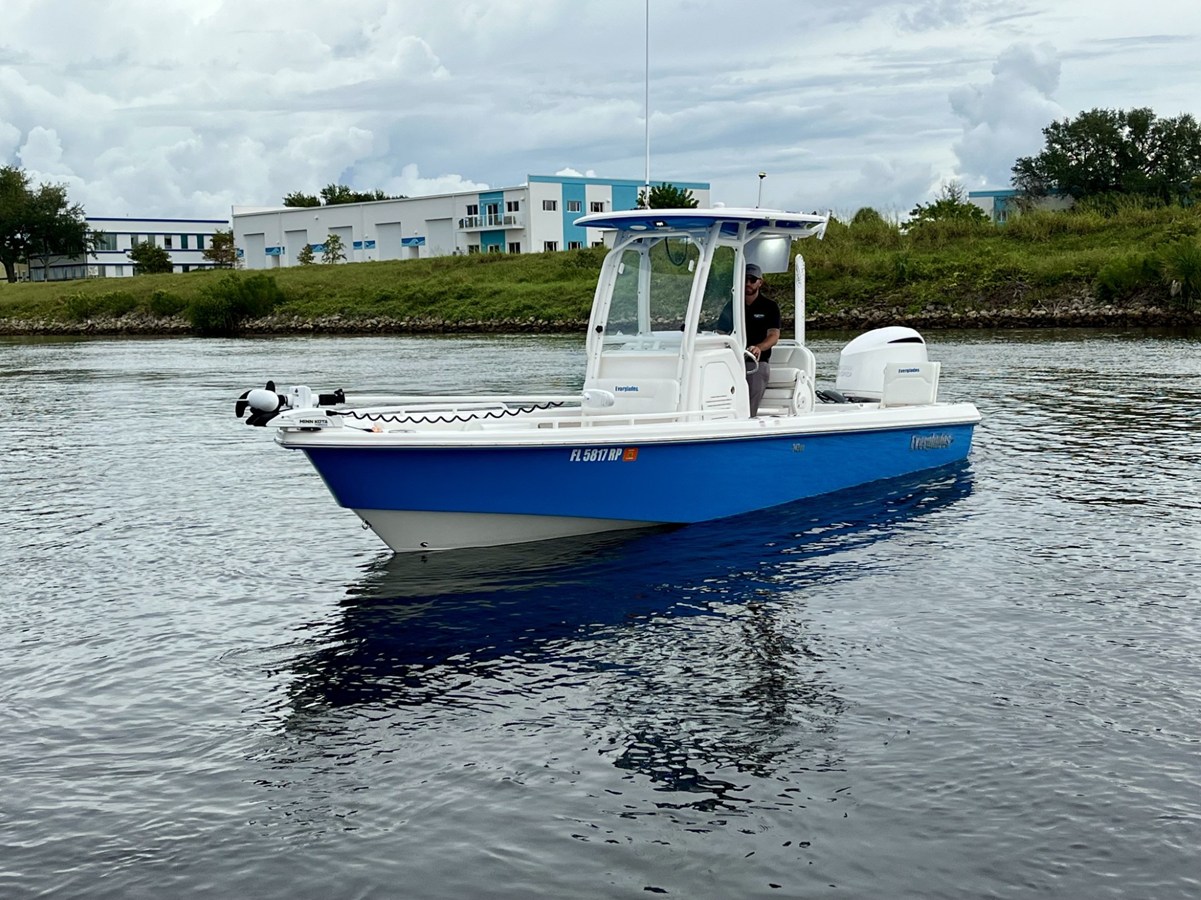 2017 Everglades 243 CENTER CONSOLE 8
