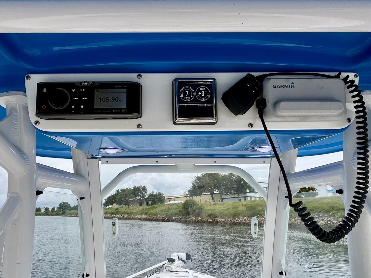2017 Everglades 243 CENTER CONSOLE 12