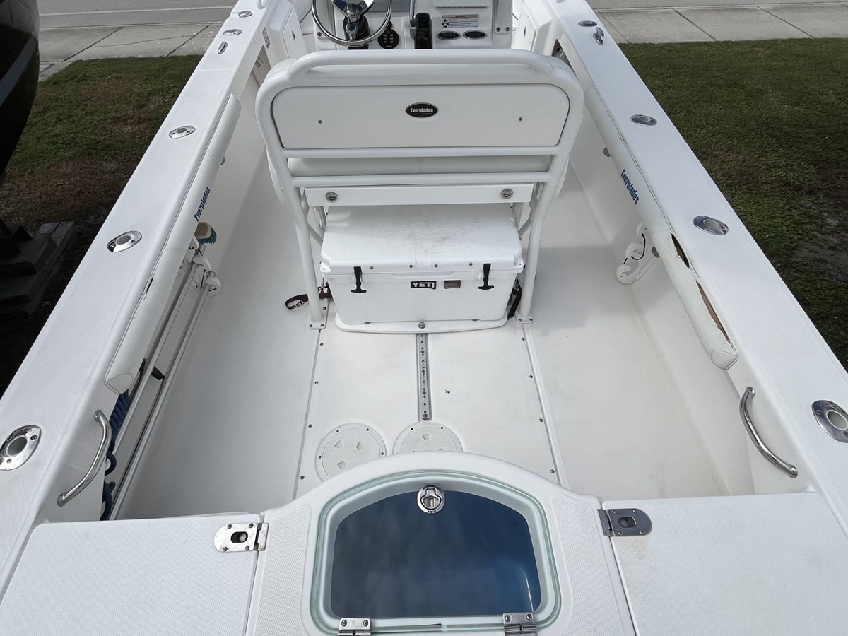 2017 Everglades 243 CENTER CONSOLE 17