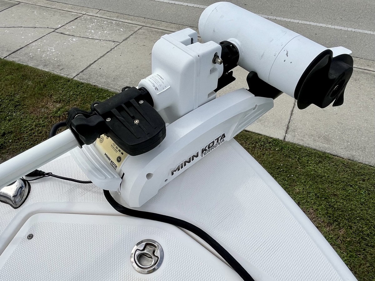 2017 Everglades 243 CENTER CONSOLE 18