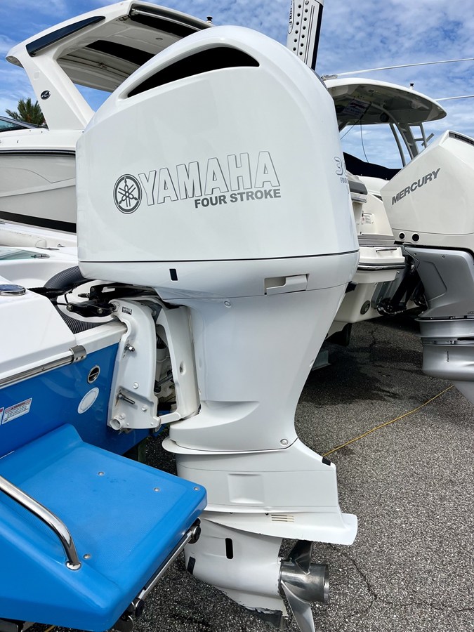 2017 Everglades 243 CENTER CONSOLE 19