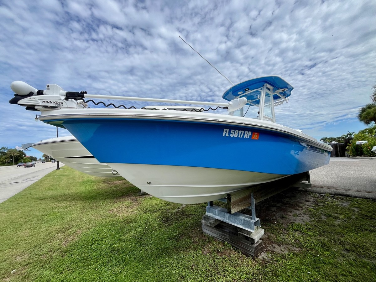 2017 Everglades 243 CENTER CONSOLE 20