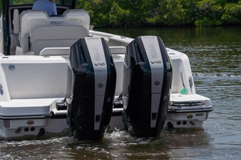 Boston Whaler 330 Outrage 4 2026 Boston Whaler 330 Outrage 5