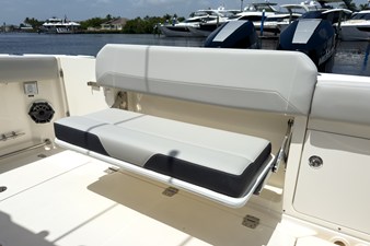 2026 Boston Whaler 330 Outrage 8