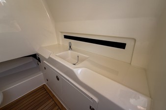 2026 Boston Whaler 330 Outrage 17