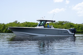 2026 Boston Whaler 330 Outrage 33