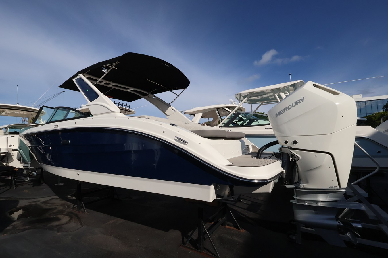 2027 Sea Ray SDX 270 Outboard 3