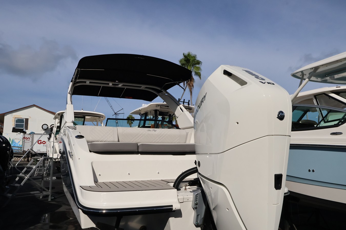 2027 Sea Ray SDX 270 Outboard 4