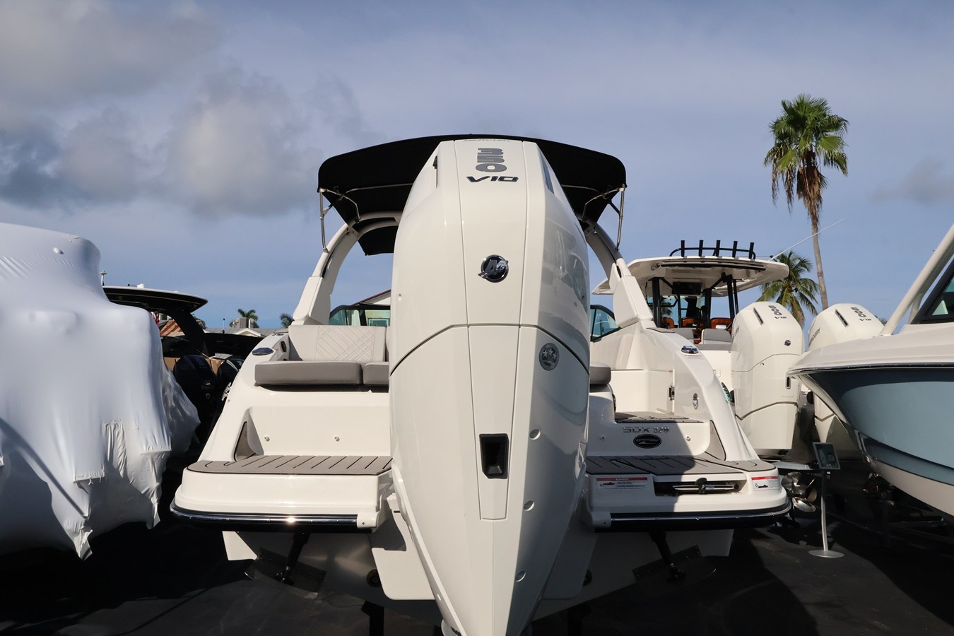 2027 Sea Ray SDX 270 Outboard 5