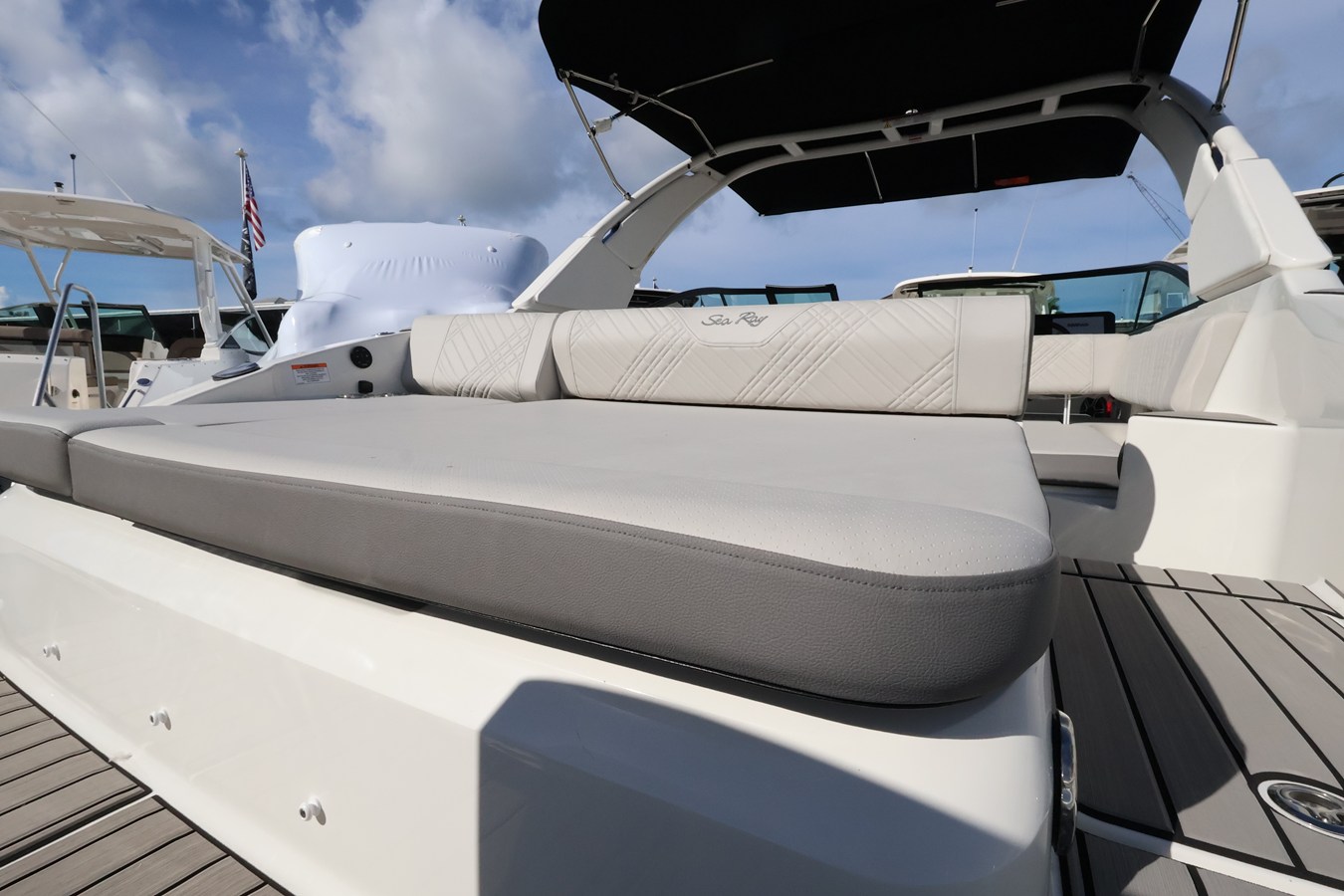 2027 Sea Ray SDX 270 Outboard 9