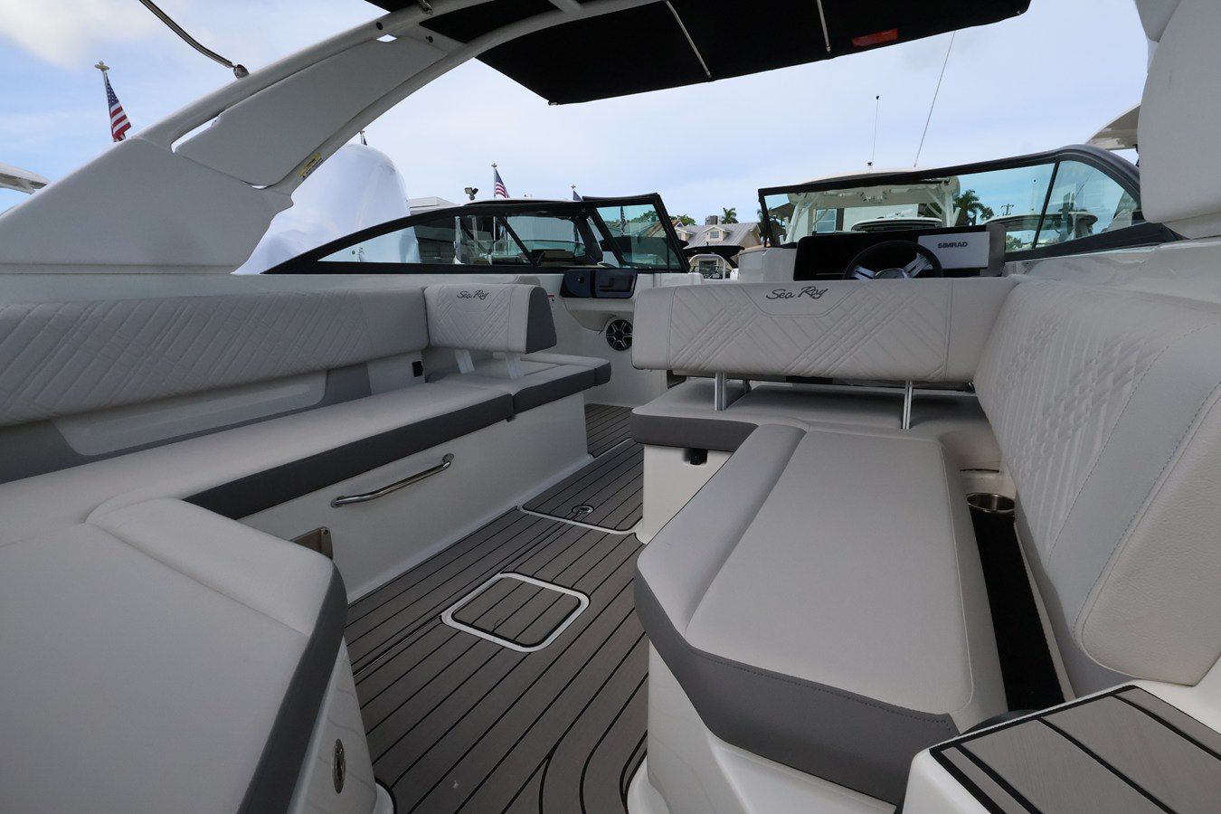 2027 Sea Ray SDX 270 Outboard 10