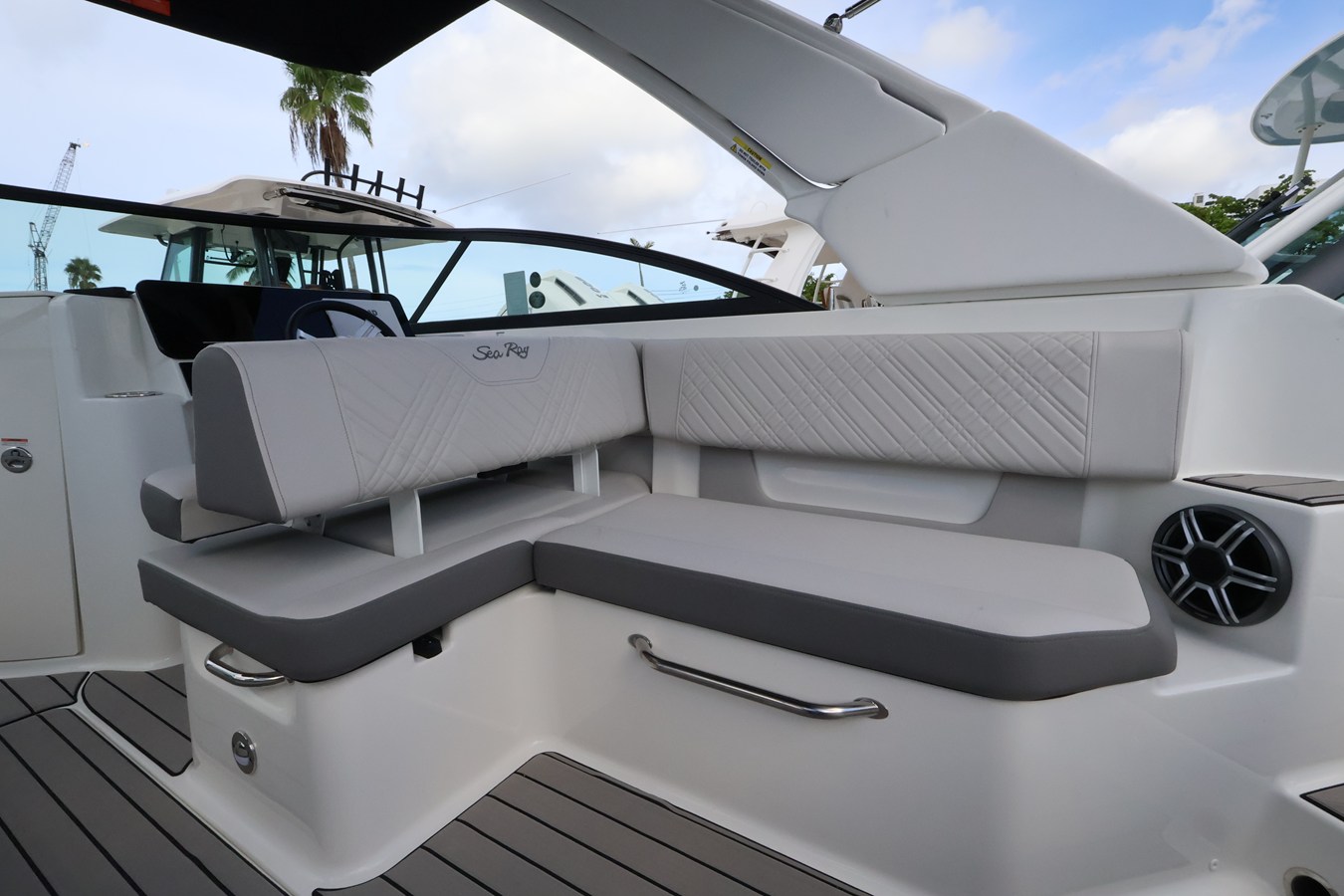 2027 Sea Ray SDX 270 Outboard 13