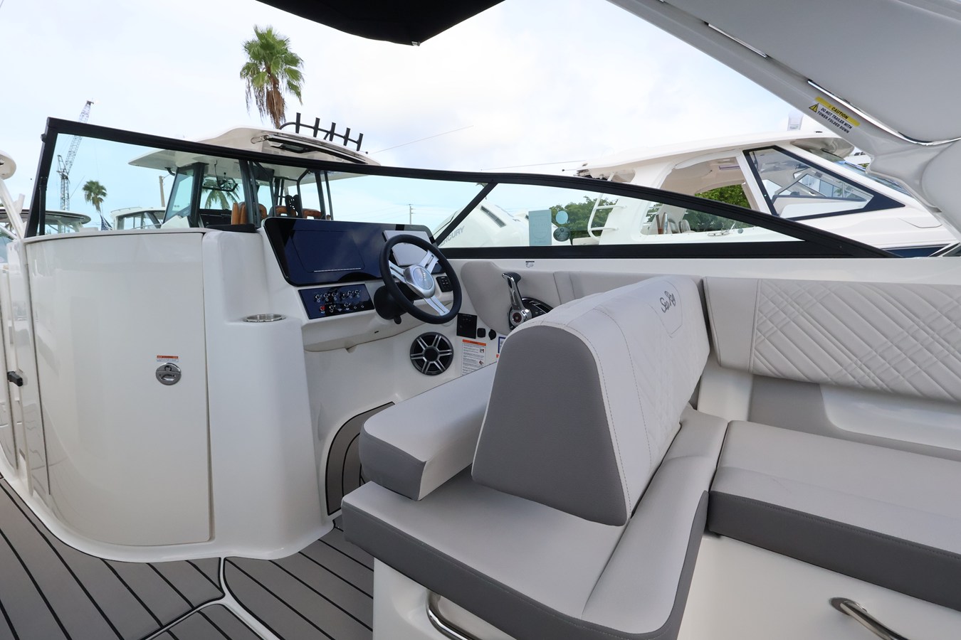 2027 Sea Ray SDX 270 Outboard 15