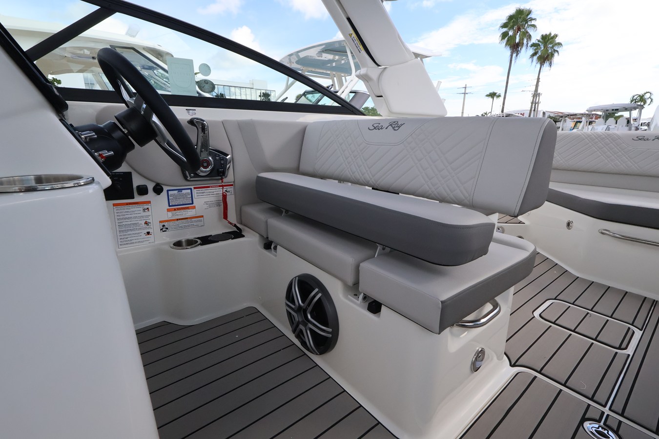 2027 Sea Ray SDX 270 Outboard 16