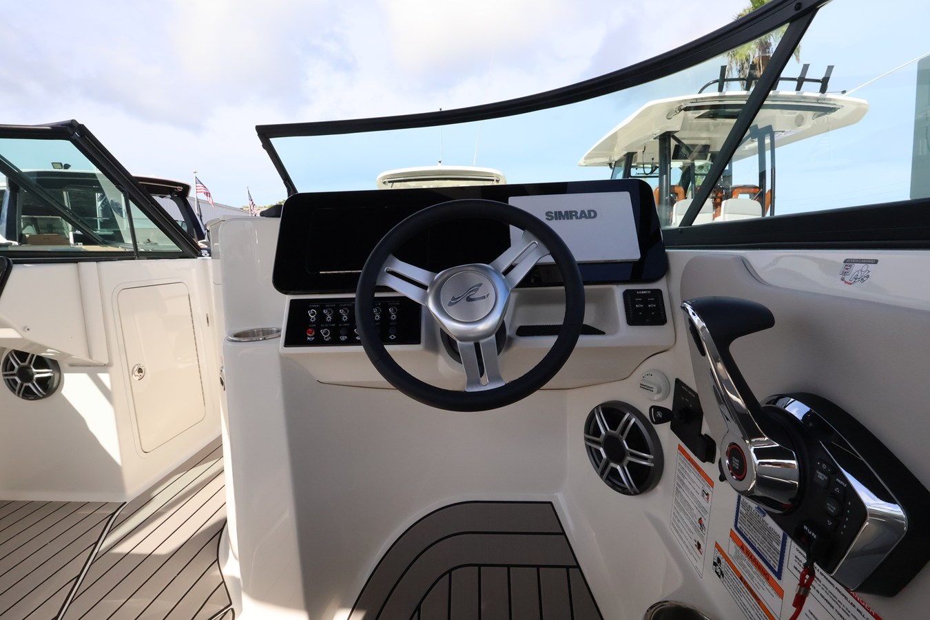 2027 Sea Ray SDX 270 Outboard 18