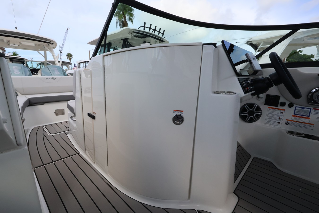 2027 Sea Ray SDX 270 Outboard 22