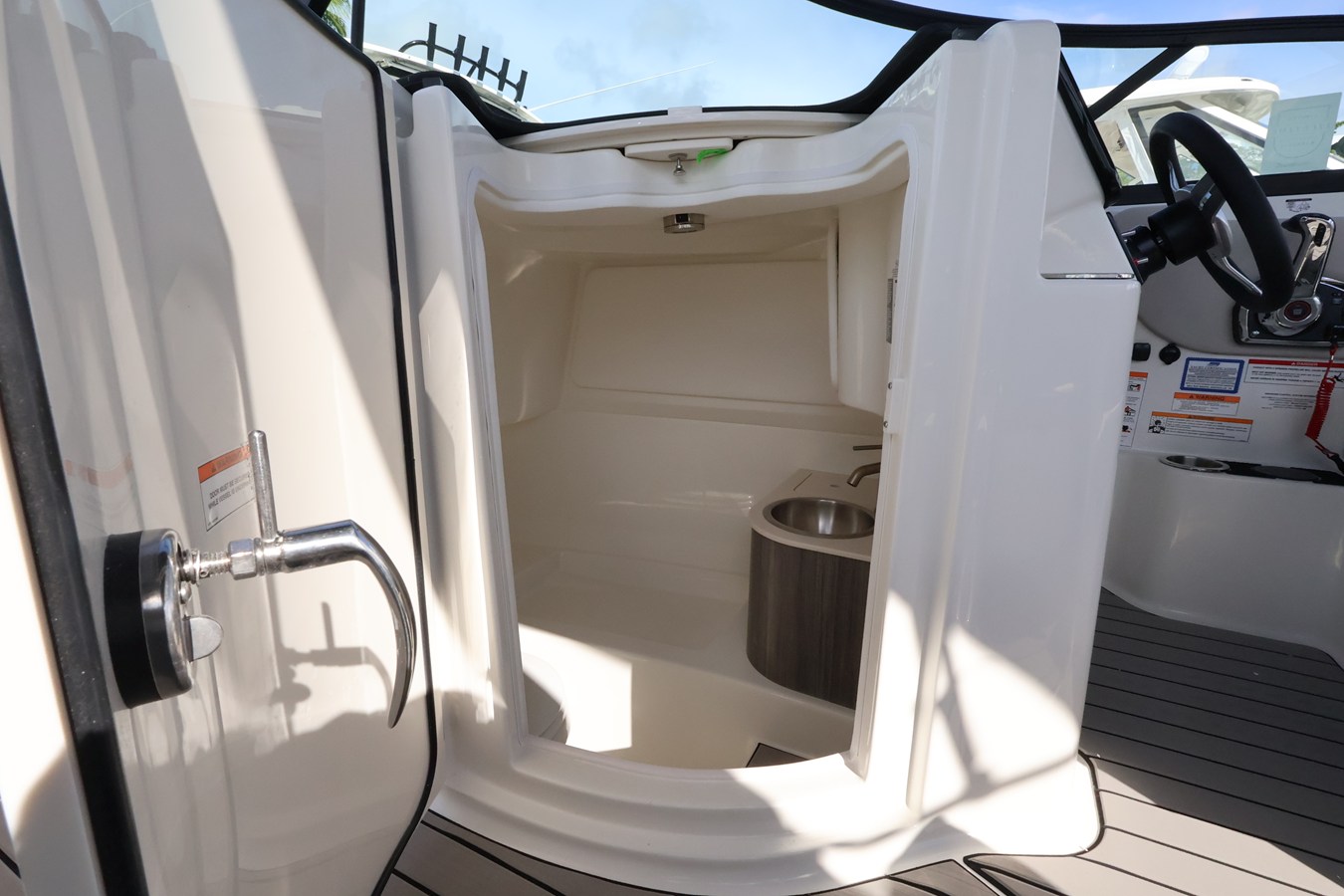 2027 Sea Ray SDX 270 Outboard 23