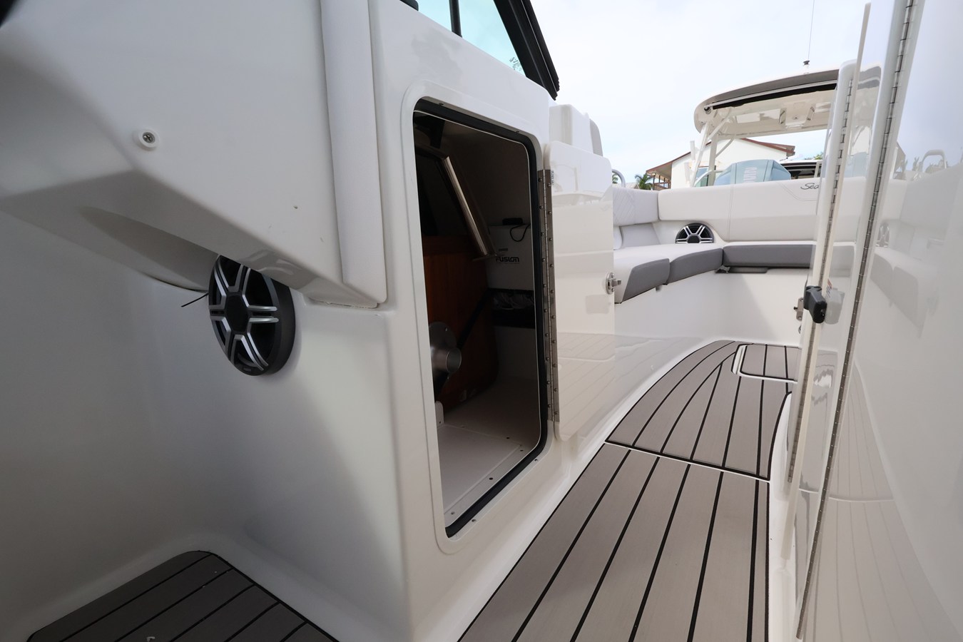 2027 Sea Ray SDX 270 Outboard 25