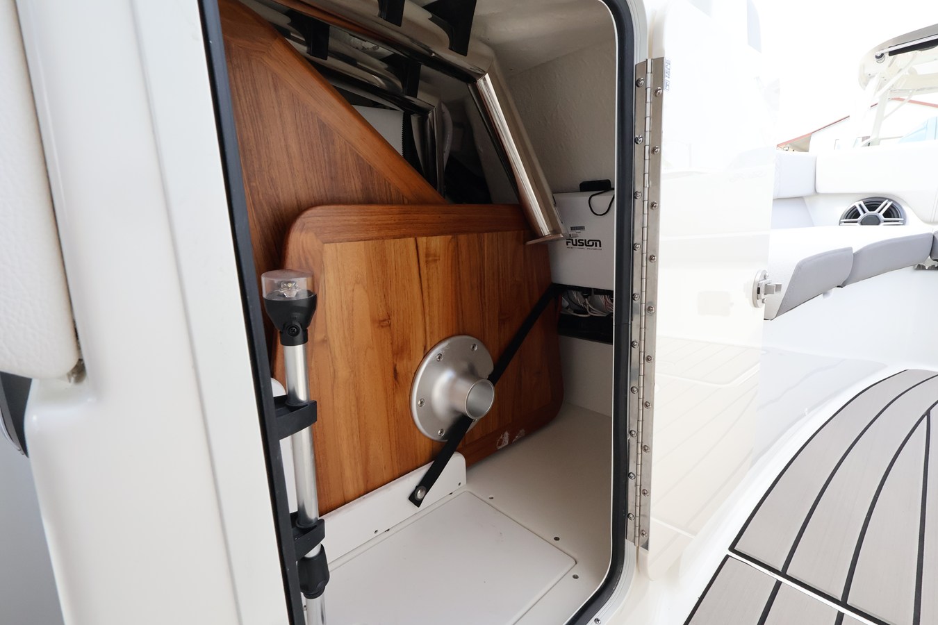 2027 Sea Ray SDX 270 Outboard 26