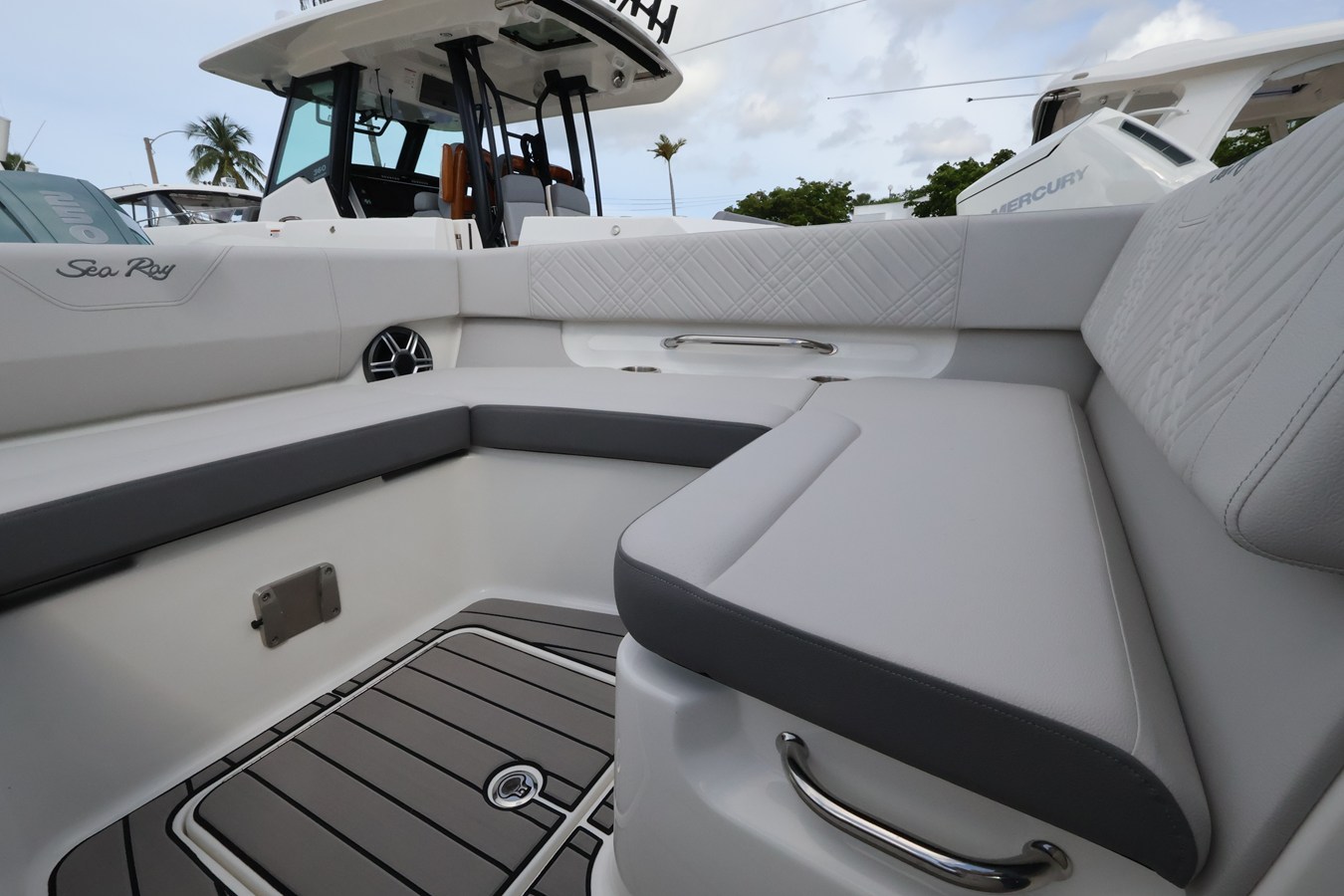2027 Sea Ray SDX 270 Outboard 28