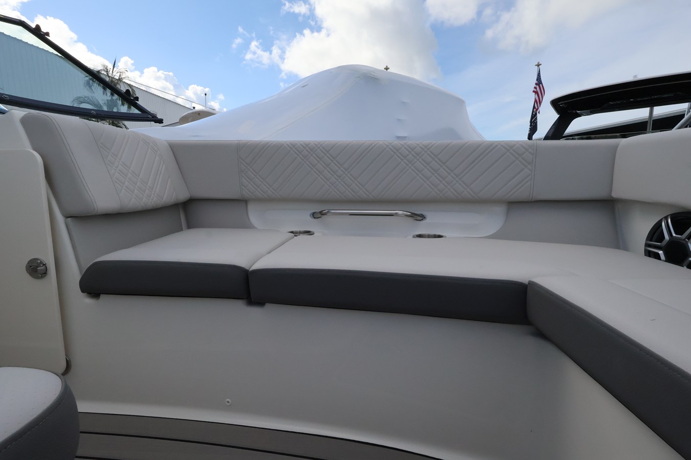 2027 Sea Ray SDX 270 Outboard 29