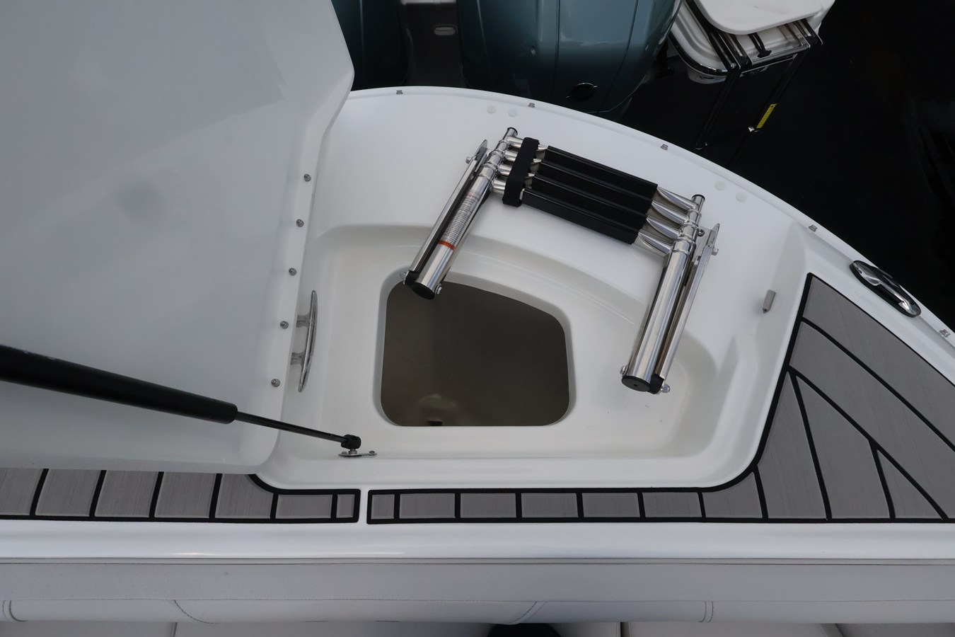 2027 Sea Ray SDX 270 Outboard 31