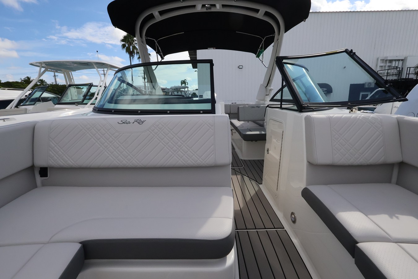 2027 Sea Ray SDX 270 Outboard 32