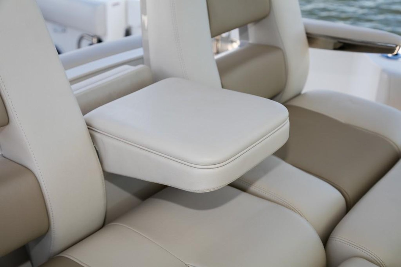 2027 Boston Whaler 330 Outrage 19