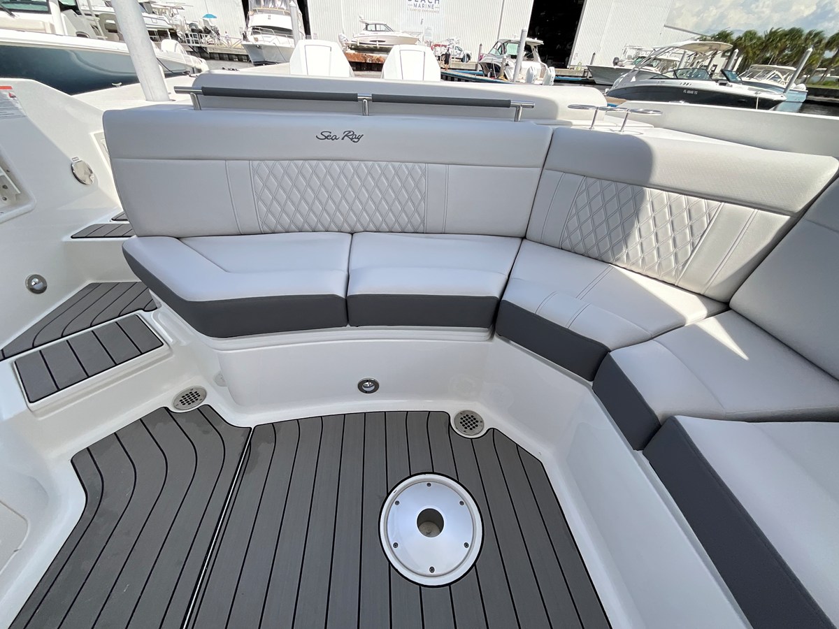 2027 Sea Ray SLX 310 Outboard 8