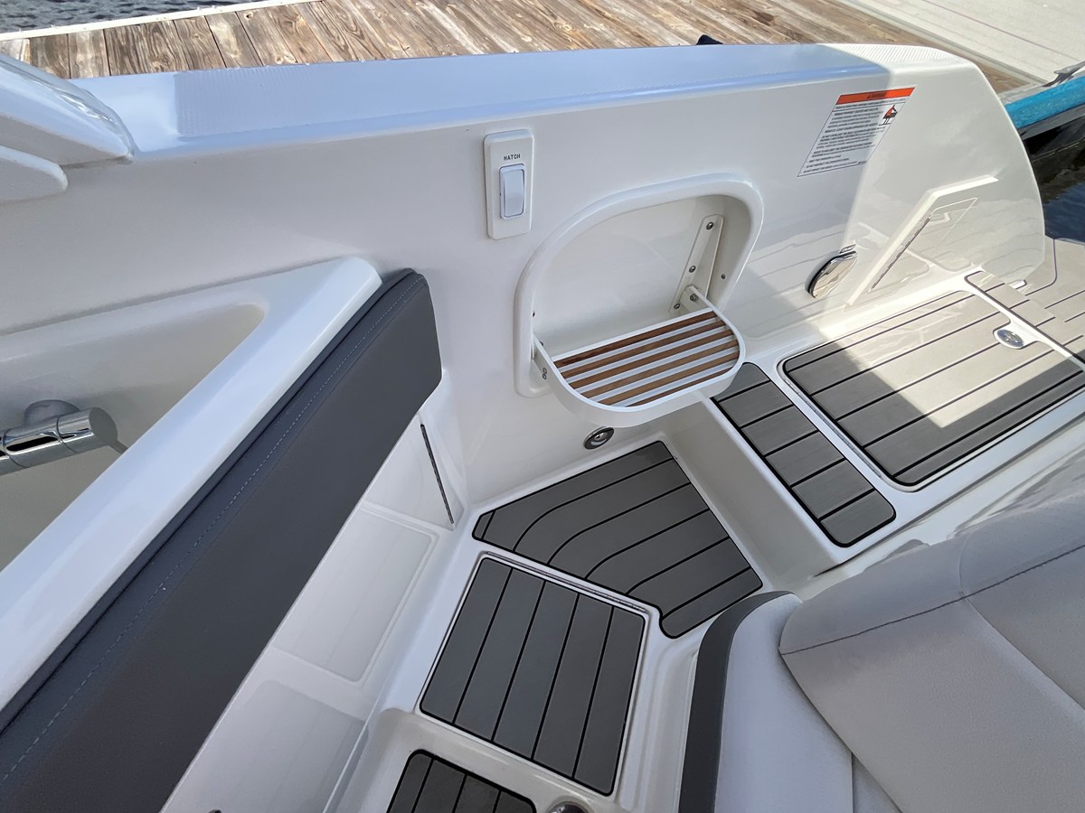 2027 Sea Ray SLX 310 Outboard 9