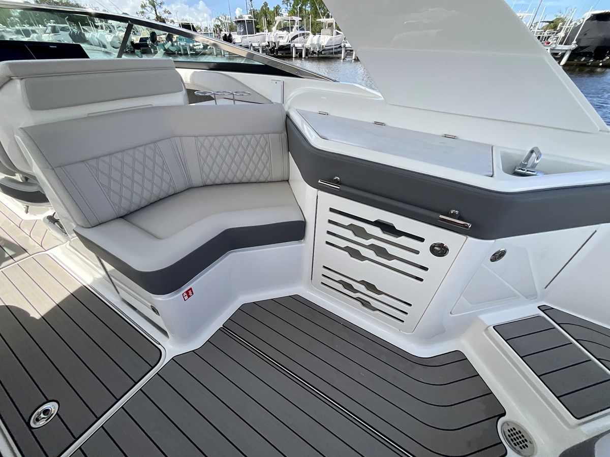 2027 Sea Ray SLX 310 Outboard 11