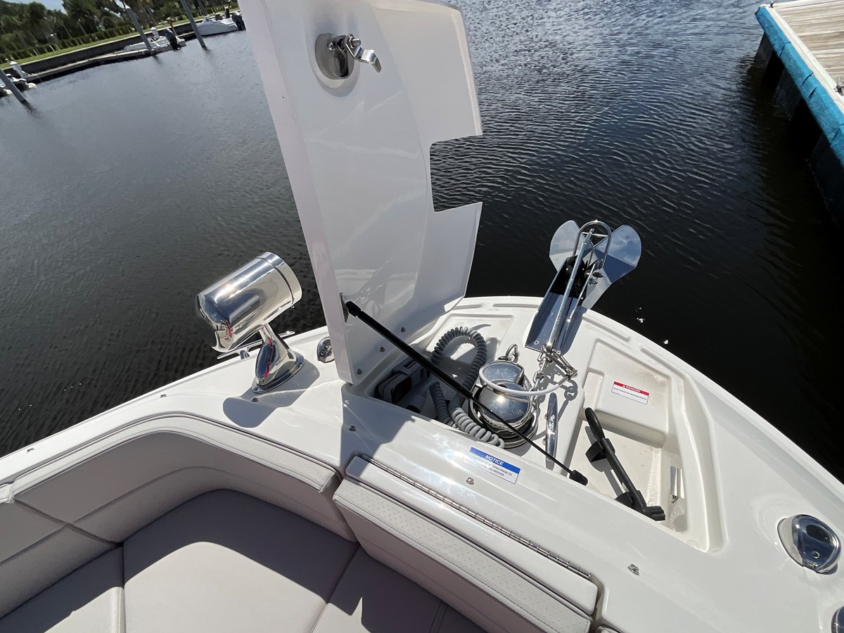 2027 Sea Ray SLX 310 Outboard 19