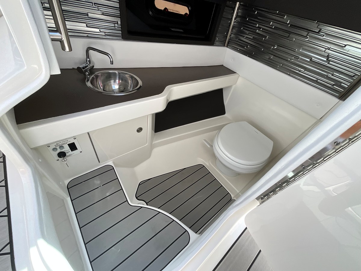 2027 Sea Ray SLX 310 Outboard 21