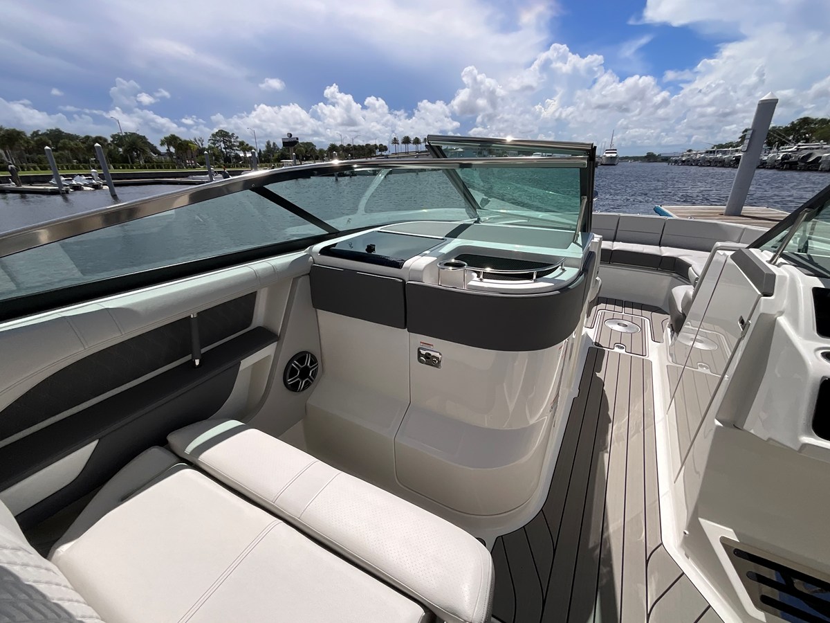 2027 Sea Ray SLX 310 Outboard 22
