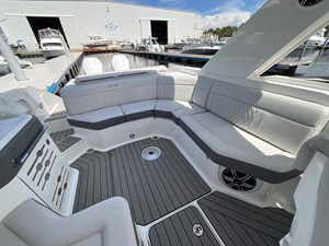 2027 Sea Ray SLX 310 Outboard 10