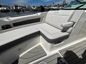 2027 Sea Ray SLX 310 Outboard 17