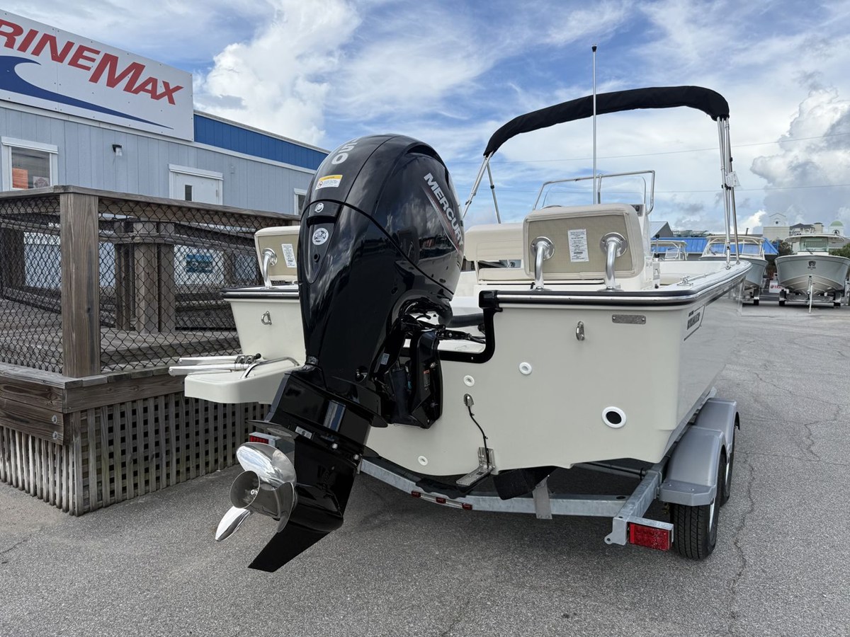 2027 Boston Whaler 190 Montauk 9