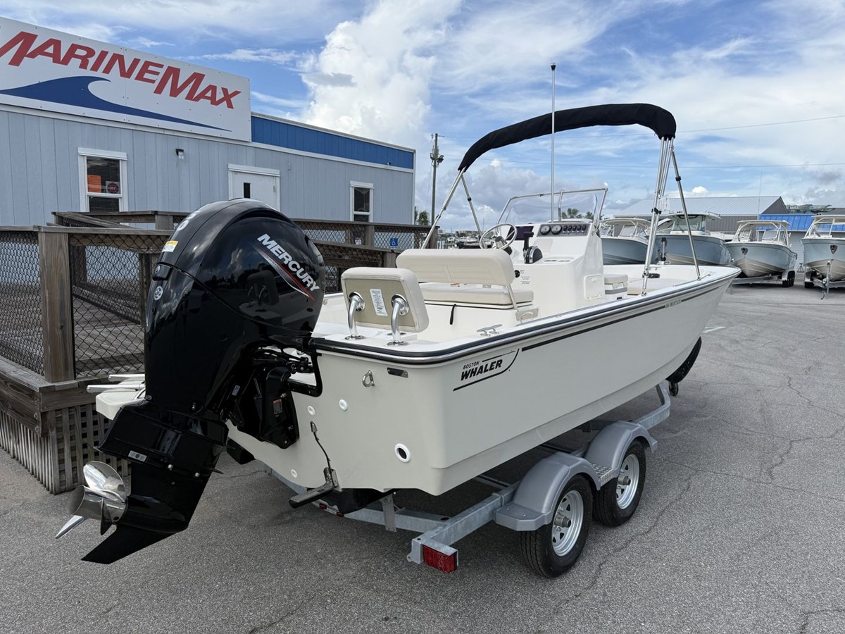 2027 Boston Whaler 190 Montauk 11