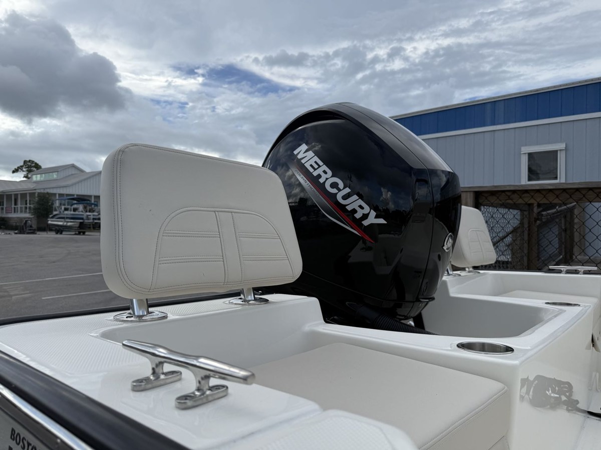 2027 Boston Whaler 190 Montauk 13