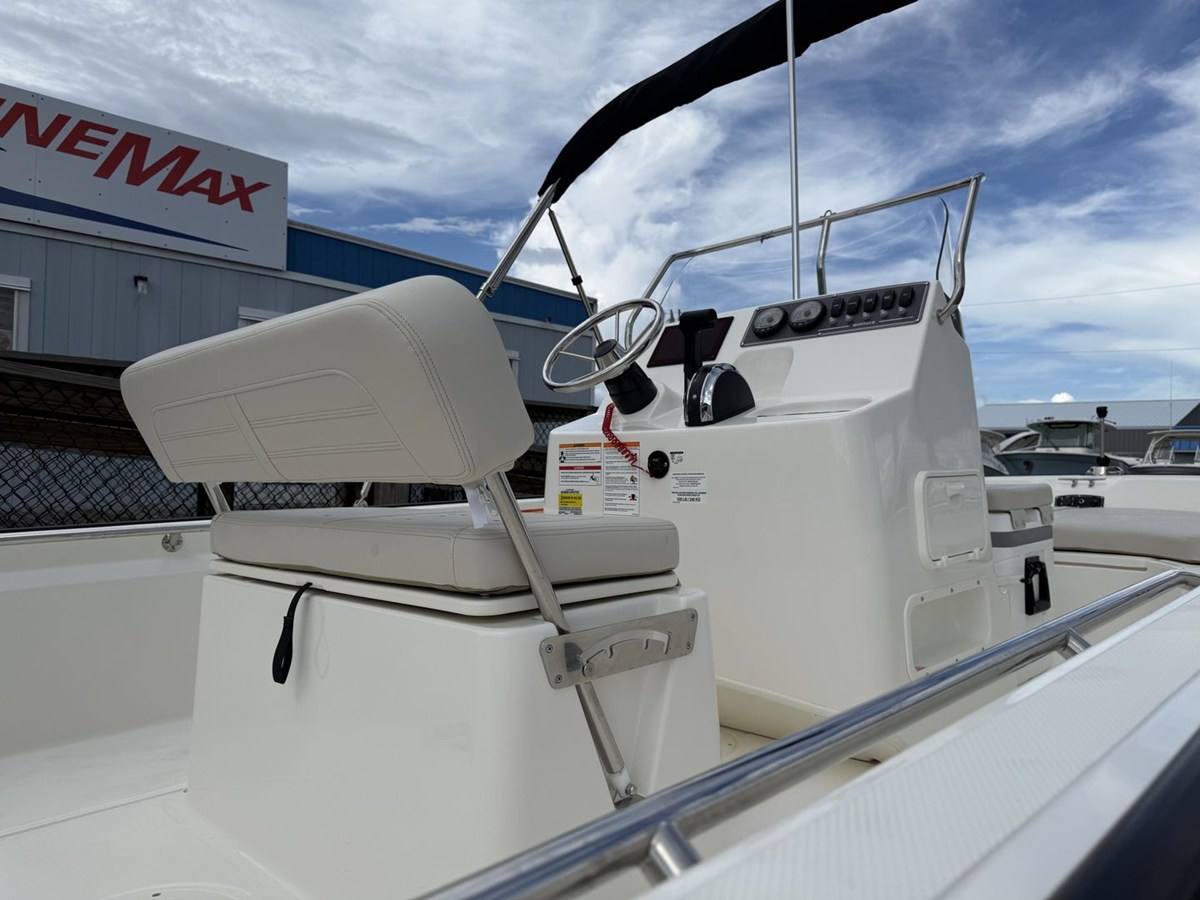 2027 Boston Whaler 190 Montauk 14