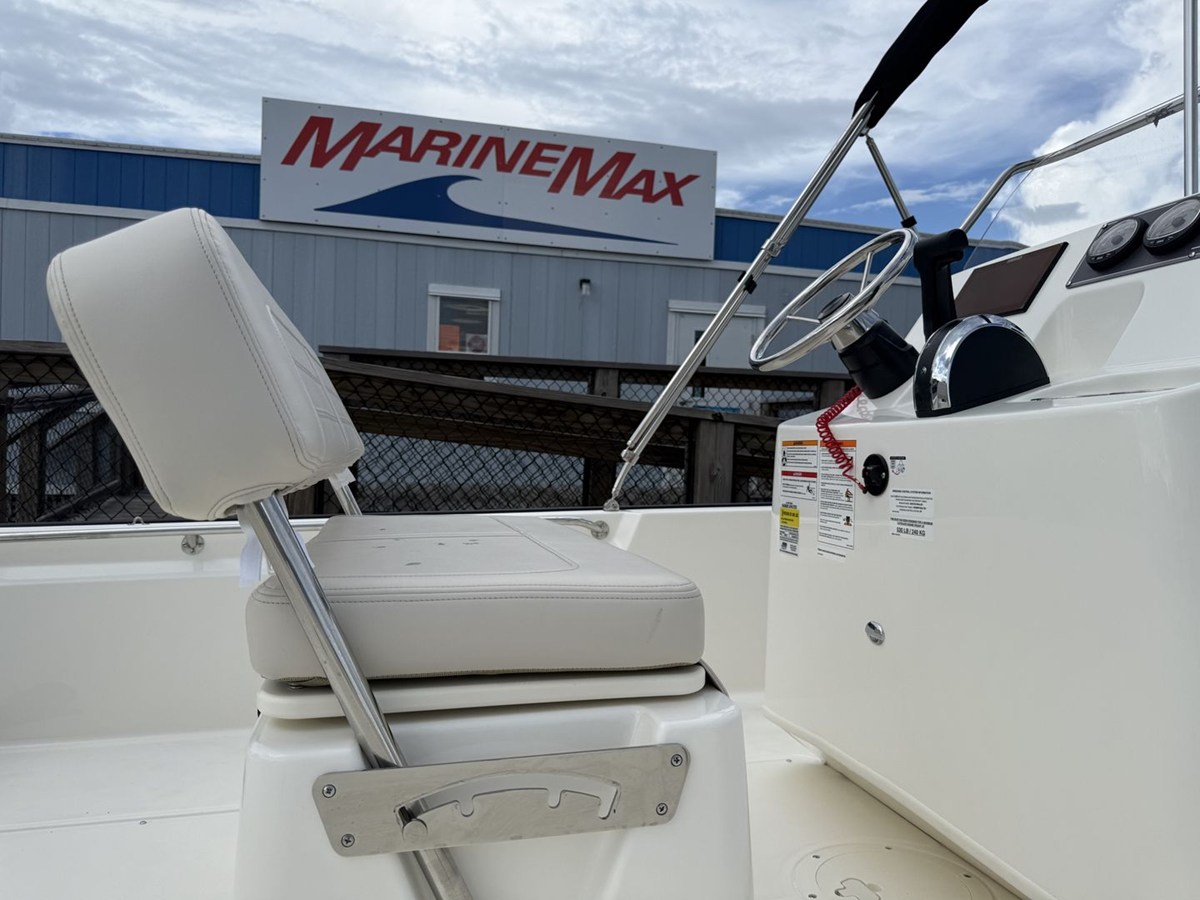 2027 Boston Whaler 190 Montauk 15