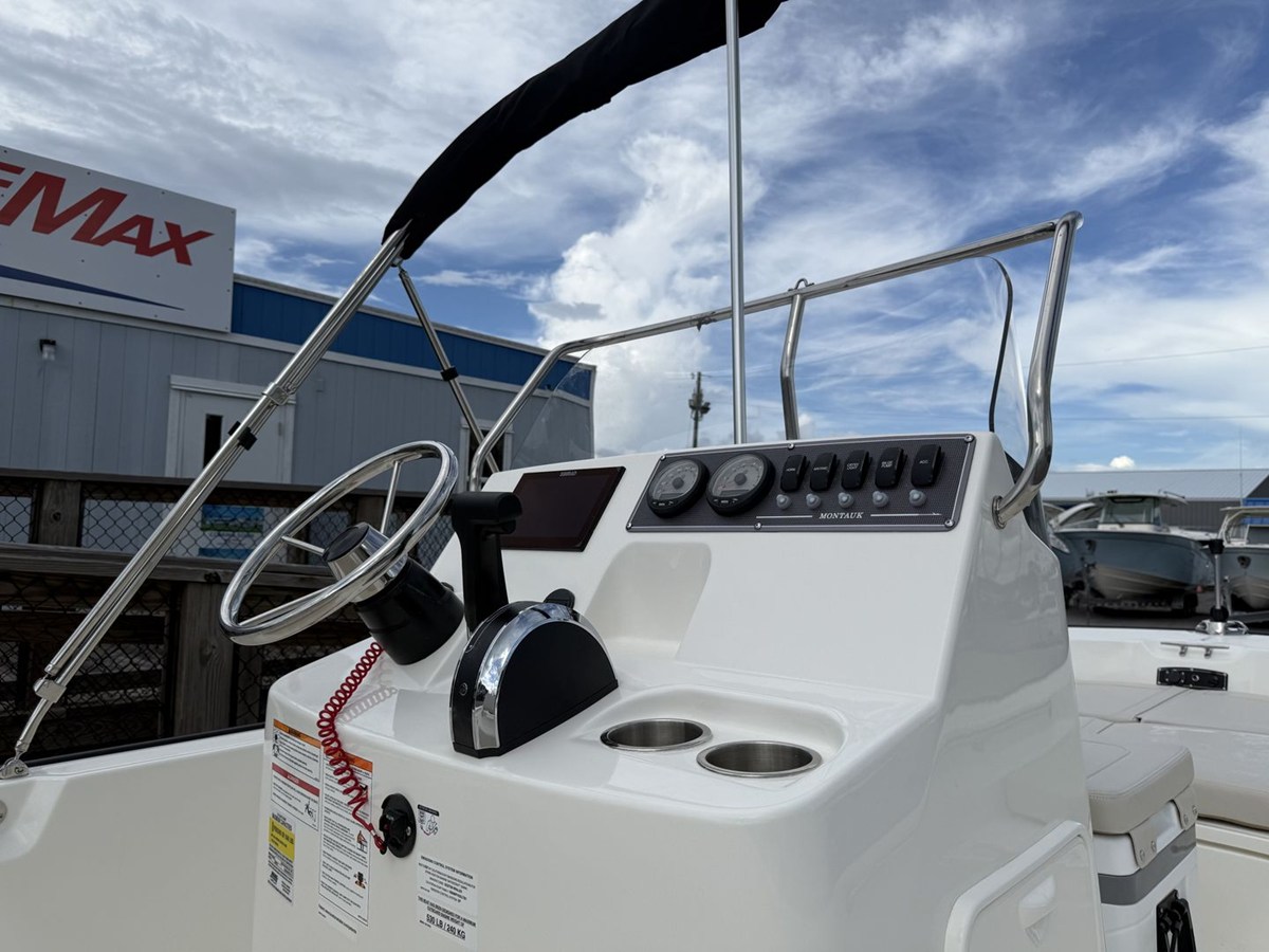 2027 Boston Whaler 190 Montauk 16